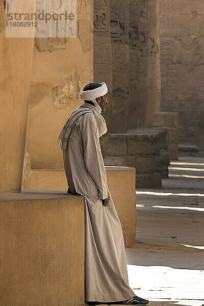 Ägyptischer Wächter im Karnak-Tempelkomplex  Luxor  Ägypten  Afrika