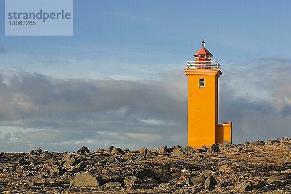 Orangefarbener Leuchtturm Stafnesviti bei Stafnes auf der Halbinsel Reykjanes  Island  Europa