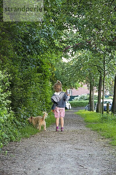 Mädchen (5) mit Hund (Promenadenmischung)  Gassi gehen  Kiel  Deutschland  Europa