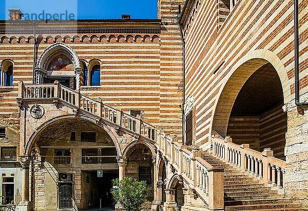 Rathaus am Torre Lambert  Verona mit mittelalterlicher Altstadt  Venetien  Italien  Verona  Venetien  Italien  Europa