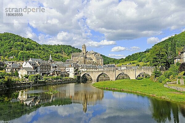 Pont sur le Lot  Brücke über den Fluss Lot  Estaing  Departement Aveyron  Midi-Pyrenäen  Frankreich  Europa