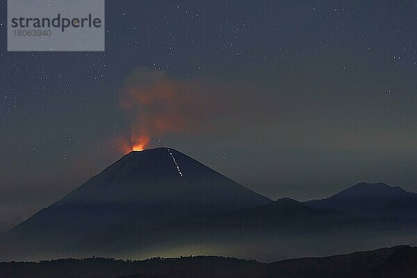 Aktiver Vulkan Gunung Bromo bei Nacht  Bromo-Tengger-Semeru National Park  Java  Indonesien  Asien