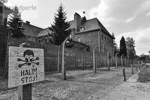 Stacheldraht  Wachturm  Lagergebäude  Stammlager I  Konzentrationslager  Auschwitz-Birkenau  Auschwitz  Polen  Europa