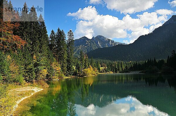 Bockstallsee im Lobental  auf dem Weg von Halblech im Allgäu zur Kenzenhütte  im Hintegrund der Kenzenkopf  Allgäu  Schwaben  Bayern  Deutschland  Europa