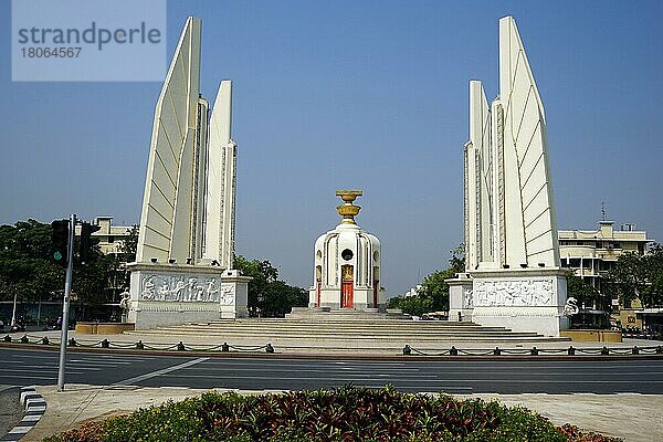 Demokratiedenkmal  Anusawari Prachathippata  Thanon Ratchadamnoen Klang  Ratchadamnoen-Klang-Boulevard  Bangkok  Thailand  Asien