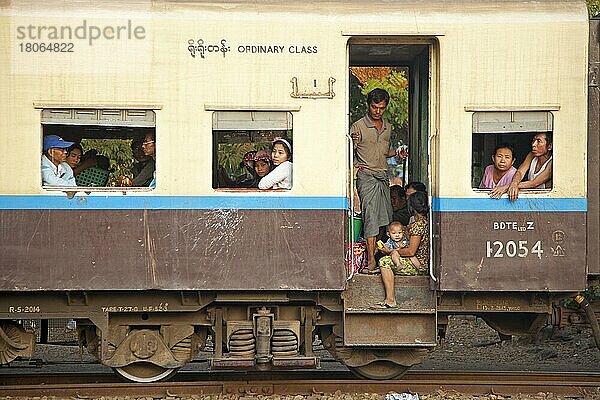 Birmesische Passagiere in einem Wagen der normalen Klasse eines alten britischen Zuges in Myanmar