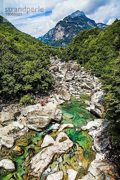 Ausgewaschene Felslandschaft im Verzascatal  Tessin  Schweiz  Verzascatal  Tessin  Schweiz  Europa