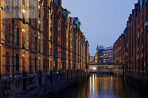 Blick von der Sandbrücke in den Brooksfleet zum Kibbelsteg am Abend  Speicherstadt  Hamburg  Deutschland  Europa