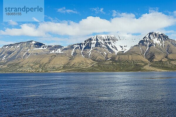 Isfjord und schneebedeckte Berge  Longyearbyen  Insel Spitzbergen  Svalbard Archipelago  Norwegen  Europa