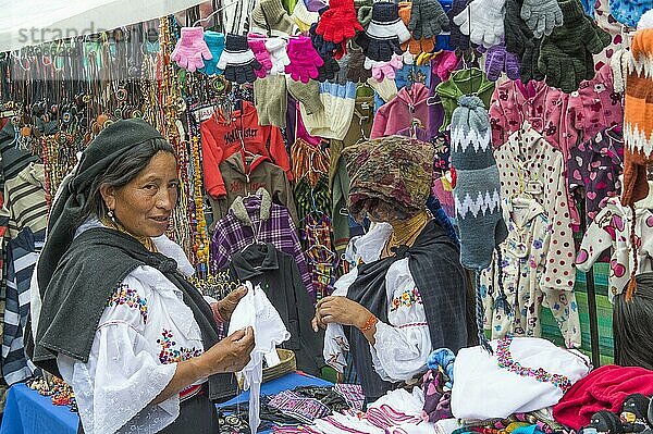 Straßenszene  Otavalo-Markt  Provinz Imbabura  Ecuador  Südamerika