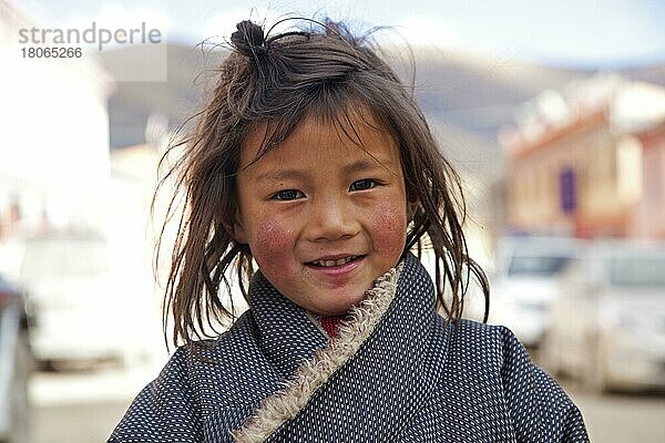 Nahaufnahme Porträt eines tibetischen Kindes im Dorf Qagca  Cacagoin  Provinz Sichuan  China  Asien