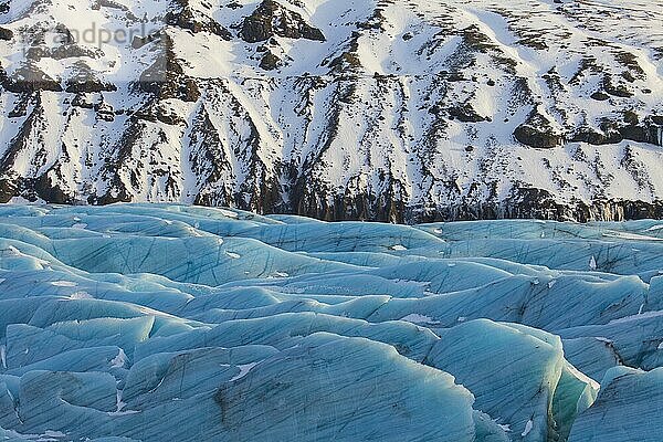 Blaues Eis auf dem Svinafellsjökull  Arm des Vatnajökull  Islands größtem Gletscher im Winter
