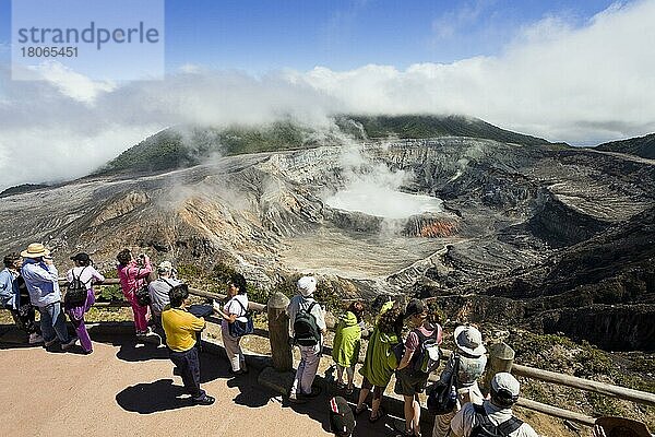 Touristen am Krater des Poas-Vulkan  Poas Nationalpark  Costa Rica  Mittelamerika