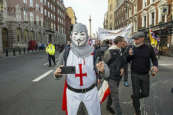 Mann in St.-Georgs Uniform mit Mobiltelefon bei einer Leave means Leave-Demonstration  Westminster  London  England  Großbritannien  Europa