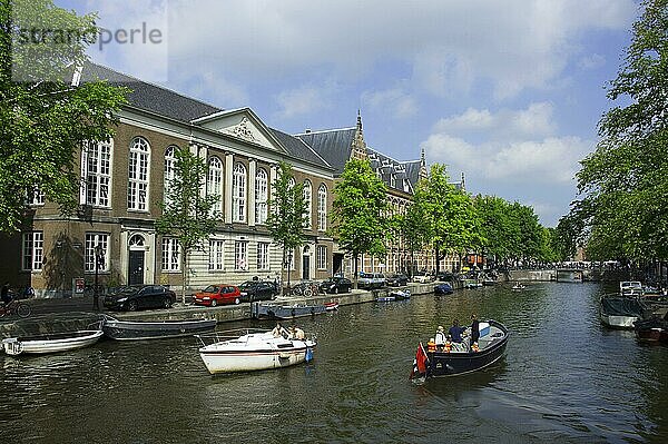 Boote  Gracht Kloveniersburgwal  Amsterdam  Niederlande  Compagnietheater  Europa