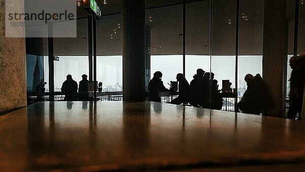 Besucher in Café  Bar  genießen Aussicht  Silhouetten im Gegenlicht  Spiegelbild  Plaza  Konzerthaus Elbphilharmonie  Hamburg  Deutschland  Europa