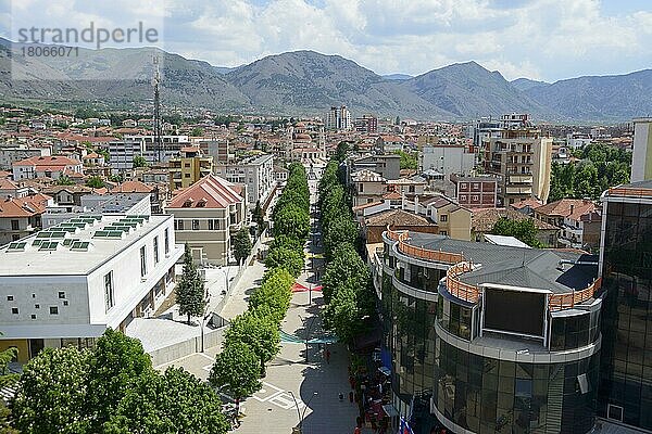 Fußgänger-Promenade  Ausblick vom Red Tower auf den Boulevard Shen Gjergji  hinten Auferstehungskathedrale  Stadtzentrum  Korca  Korça  Albanien  Europa