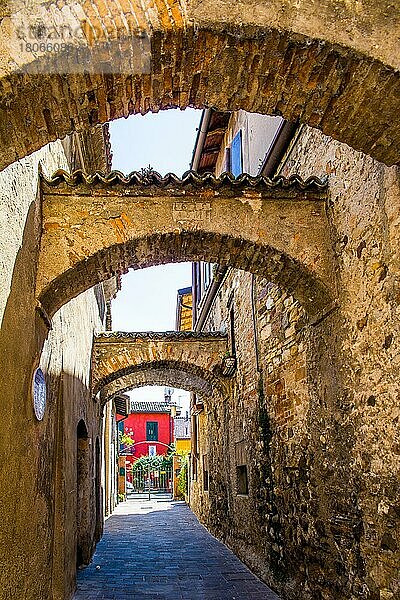 Altstadt von Sirmione  Touristenattraktion und Thermalkurort am südlichen Gardasee  Italien  Sirmione  Gardasee  Italien  Europa