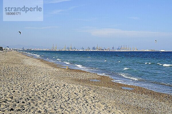 Playa de El Saler  Strand  Industriehafen  Hafen  Valencia  Valencianische Gemeinschaft  Spanien  Europa