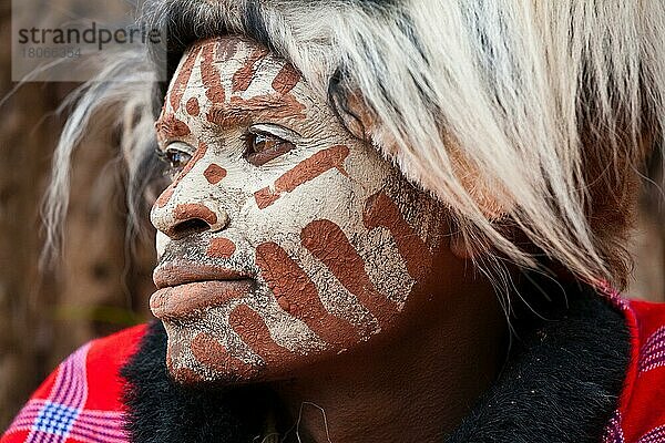 Kikuyu-Mann mit Gesichtsbemalung  traditioneller Kleidung und Kopfschmuck  Kenia  Afrika