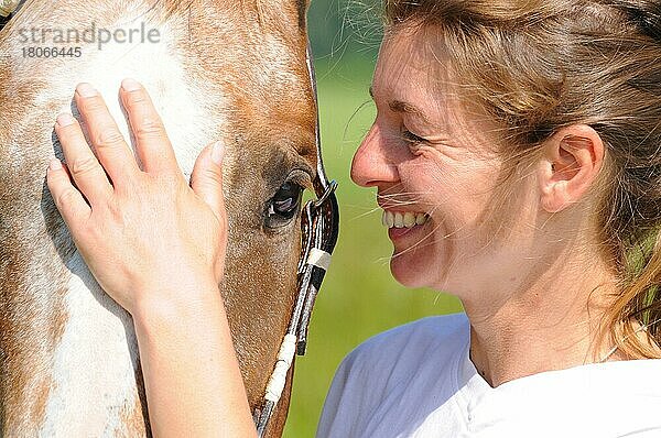 Frau mit Appaloosa  Stute