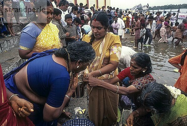 Rituale am Ufer des Flusses Cauvery in Srirangam  Tamil Nadu  Indien. Adi achtzehntes Fest
