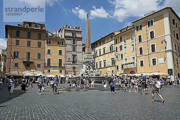 Touristen  Obelisk  Brunnen  Piazza della Rotonda  Platz  Pantheon  Kirche  Rom  Latium  Italien  Europa