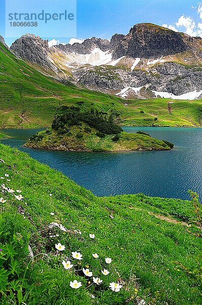 Schrecksee  im Hintergrund das Kõlbelespitz-Massiv und der Lahnerkopf  Schwaben  Bayern  Allgäu  Deutschland  Europa