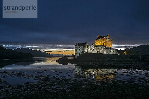 Beleuchtetes Eilean Donan Castle bei Nacht in Loch Duich  Roß und Cromarty  westliche Highlands von Schottland  UK