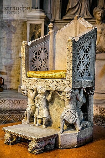 Bischofsstuhl  der auf Trägerfiguren mit von Schmerz verzerrten Gesichtern ruht  Basilica San Nicola  Bari  Apulien  Bari  Apulien  Italien  Europa
