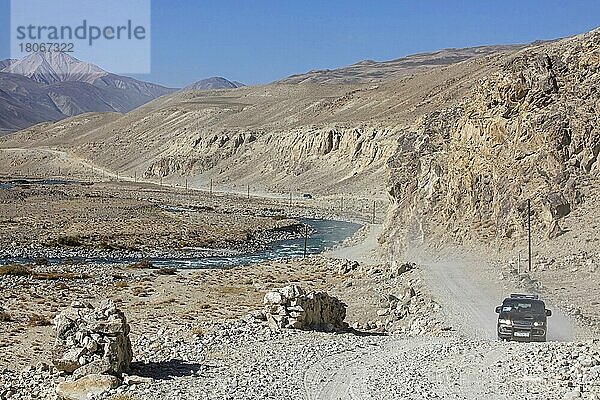 4WD-Fahrzeuge auf dem Pamir Highway  M41 entlang des Pamir-Flusses in der Provinz Gorno-Badachschan  Tadschikistan  Asien