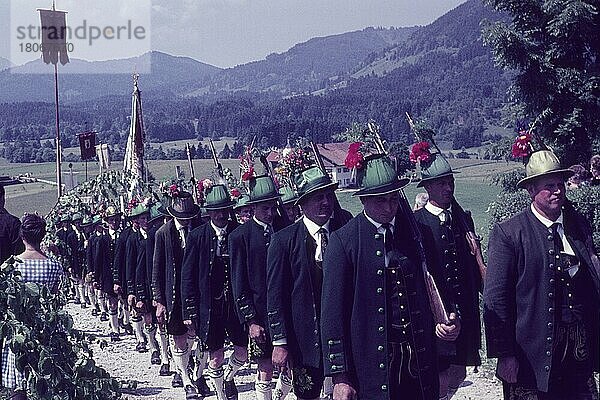 60er  Europa  Feiertag  Festumzug  Festzug  Fronleichnam  Fronleichnamsprozession  historisch  Isarwinkel  Mitteleuropa  oberbayerisch  Oberbayern  Prozession  Reisefotografie  Religion  Sechzigerjahre  Sechziger  Süddeutschland  Tradition  traditionell  Travel  typisch  Tölzer Land  Umzug  Voralp  60er Jahre  1960er  1960er Jahre  Alpenvorland  Bad Tölz  bayerisch  Bayern  bayrisch  Brauch  Brauchtum  BRD  Bundesrepublik  Deutschland  charakteristisch  Christentum  christlich  deutsch  Europa