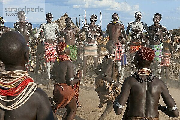 Karo-Leute  traditionelle Tanz-Zeremonie  Omo-Tal  Südäthiopien  Karo
