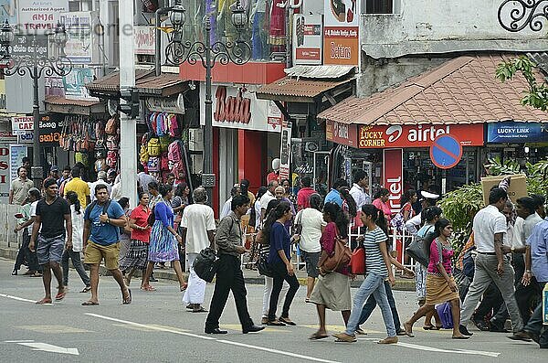 Menschen  Hauptstraße  Kandy  Sri Lanka  Asien