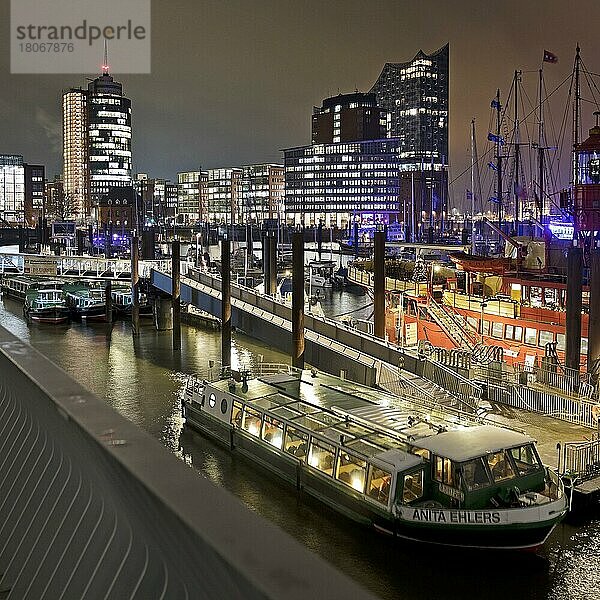 Boote am City Sporthafen  dahinter die Hafencity mit der Elbphilharmonie in der Nacht  Hamburg  Deutschland  Europa