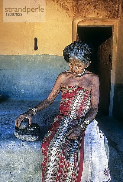 Muduga Stamm  alte dame im Silent Valley  Kerala  Indien  Asien