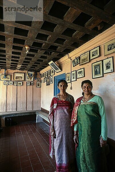 Kodava-Frauen in ihrem traditionellen Haus in Kodagu  Coorg  Karnataka  Indien  Asien