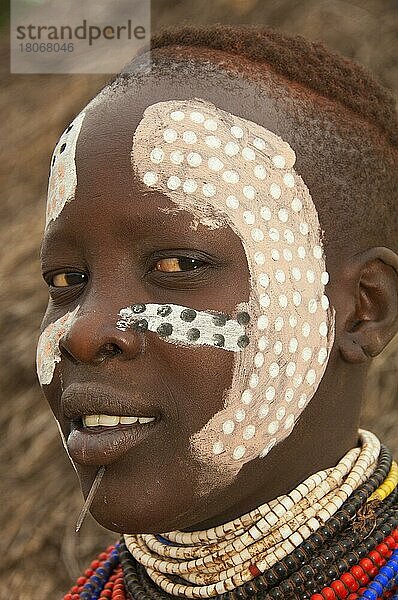 Karo Frau mit bunten Halsketten  Lippenpiercing und Gesichtsbemalung  Omo-Tal  Südäthiopien  Karo