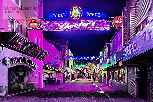 Neonwerbung für das Nachtleben in der Straße Große Freiheit  einer Seitenstraße zur Reeperbahn  St. Pauli  Hamburg  Deutschland  Europa