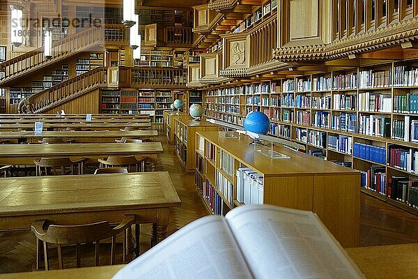 Interieur mit großen Bücherregalen mit Büchersammlungen in der Universitätsbibliothek von Leuven  Louvain  Belgien  Europa