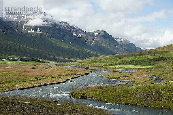 Landschaft um 805  Fluss Svarfadardalsa  in der Nähe von Dalvik  Island  Europa