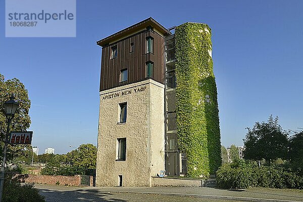 Turm hinter der Ausfahrt der Möllenvogtei  Magdeburg  Sachsen-Anhalt  Deutschland  Europa