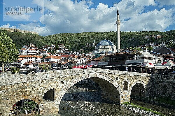 Alte Steinbrücke über den Fluss Bistrica  Balkan  osmanische  Steinbogenbrücke  Sinan-Pascha-Moschee  links die Festung  Prizren  Republik Kosovo