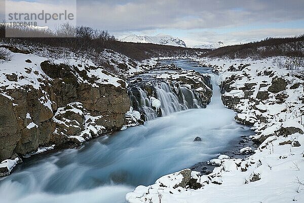 Wasserfall Hlauptungufoss am Fluss Bruara im Winter  Südland  Island  Europa