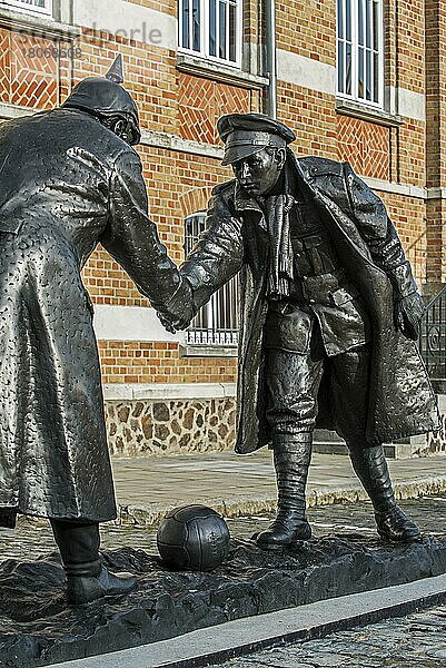 Statue von Andrew Edwards  die britische und deutsche Soldaten beim Händeschütteln während des Weihnachtsfriedens im Ersten Weltkrieg auf dem Marktplatz von Messines  Westflandern  Belgien  darstellt  Europa