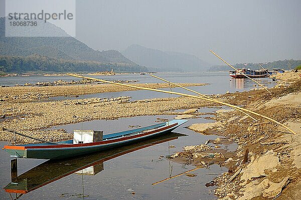 Boote  Mekong  Niedrigwasser  Luang Prabang  Laos  Asien