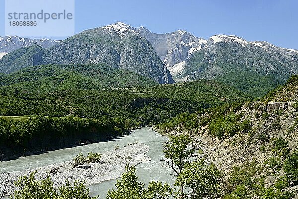 Fluss Vjosa bei Stembec  SH75  Berg Mali i Drites  Gebirge Nemeckes  Albanien  Europa