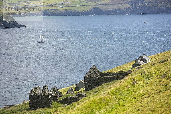 Blick auf den Blasket Sound und das Festland von oberhalb der Häuserruinen auf Great Blasket Island. Grafschaft Kerry  Irland  Europa