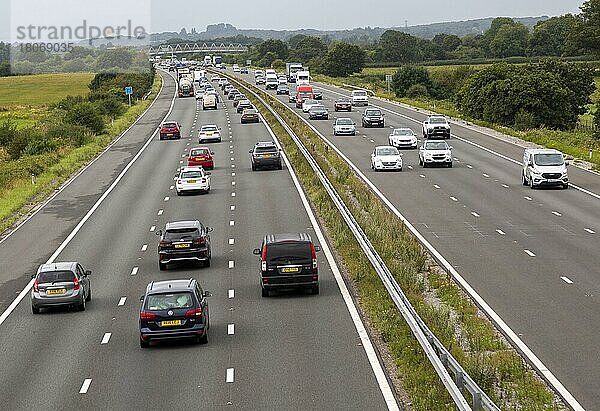 Verkehrsfahrzeuge auf der Autobahn M4  Blick nach Westen aus der Nähe von Dauntsey  Wiltshire  England  UK