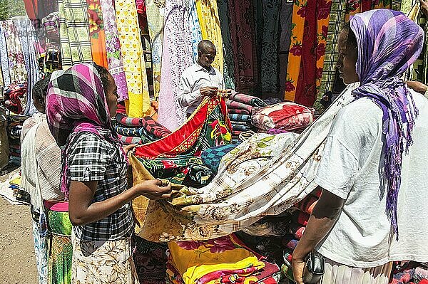 Markt von Lalibela  Textilmarkt  Textilstand  Lalibela  Region Amhara  Nordäthiopien  Äthiopien  Afrika